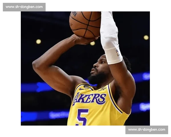 湖人官宣 2 年 1200 万签顶级射手！詹姆斯盛赞：他比库里还准 勇士急了？