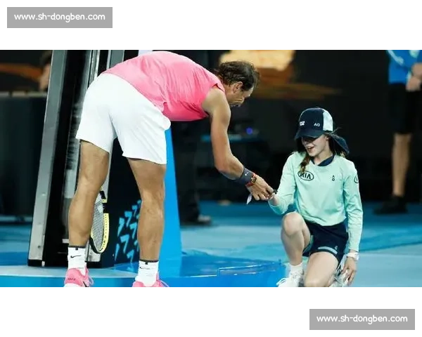 法网惊魂！球童一个神操作，化解了纳达尔的惊天失误！