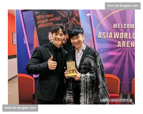 LOL季后赛舞台惊现“迷弟”观众,冲上热搜引爆全网! LOL季后赛舞台惊现“迷弟”观众,冲上热搜引爆全网!