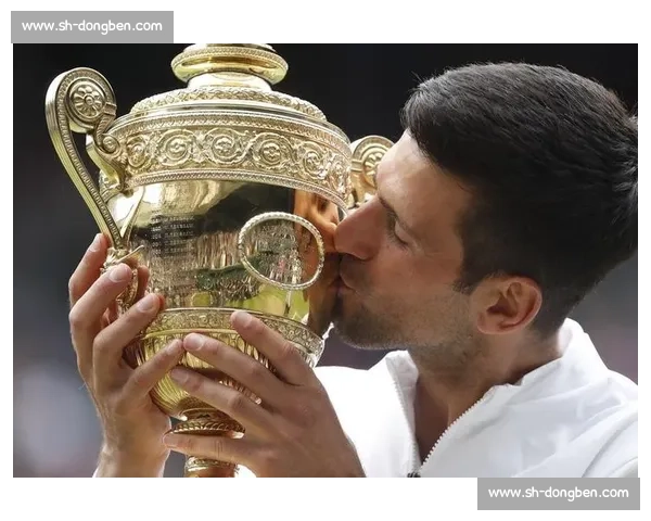 网坛传奇回归！温网奖杯重现江湖，引无数球迷泪目